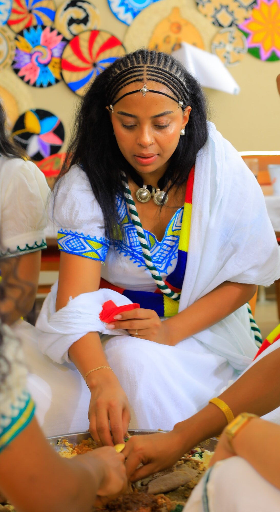 Jeune femme en habit traditionnel assise pendant la cérémonie