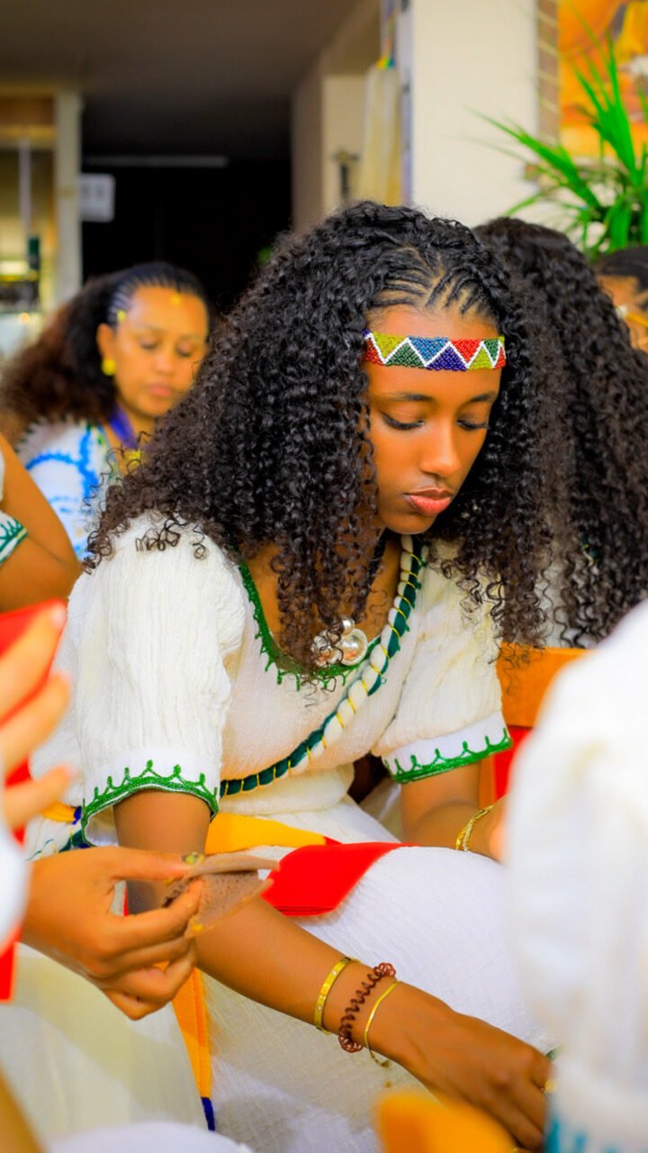 Jeune femme en habit traditionnel pendant la cérémonie du café