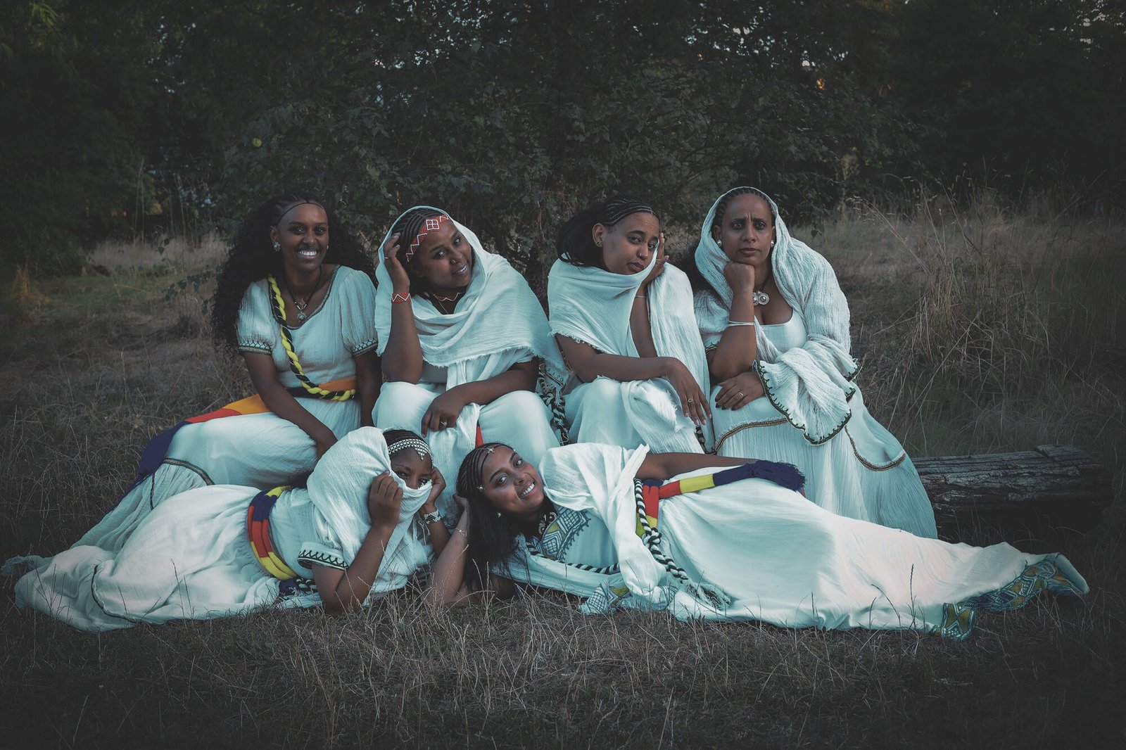 Groupe de femmes en habit traditionnel en extérieur, lumière de fin de journée
