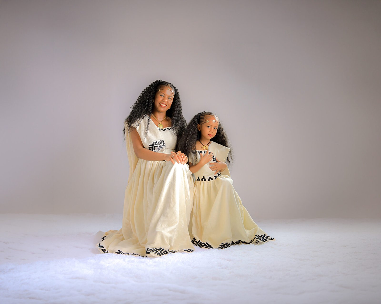 Portrait de deux sœurs en robes assorties sur fond clair