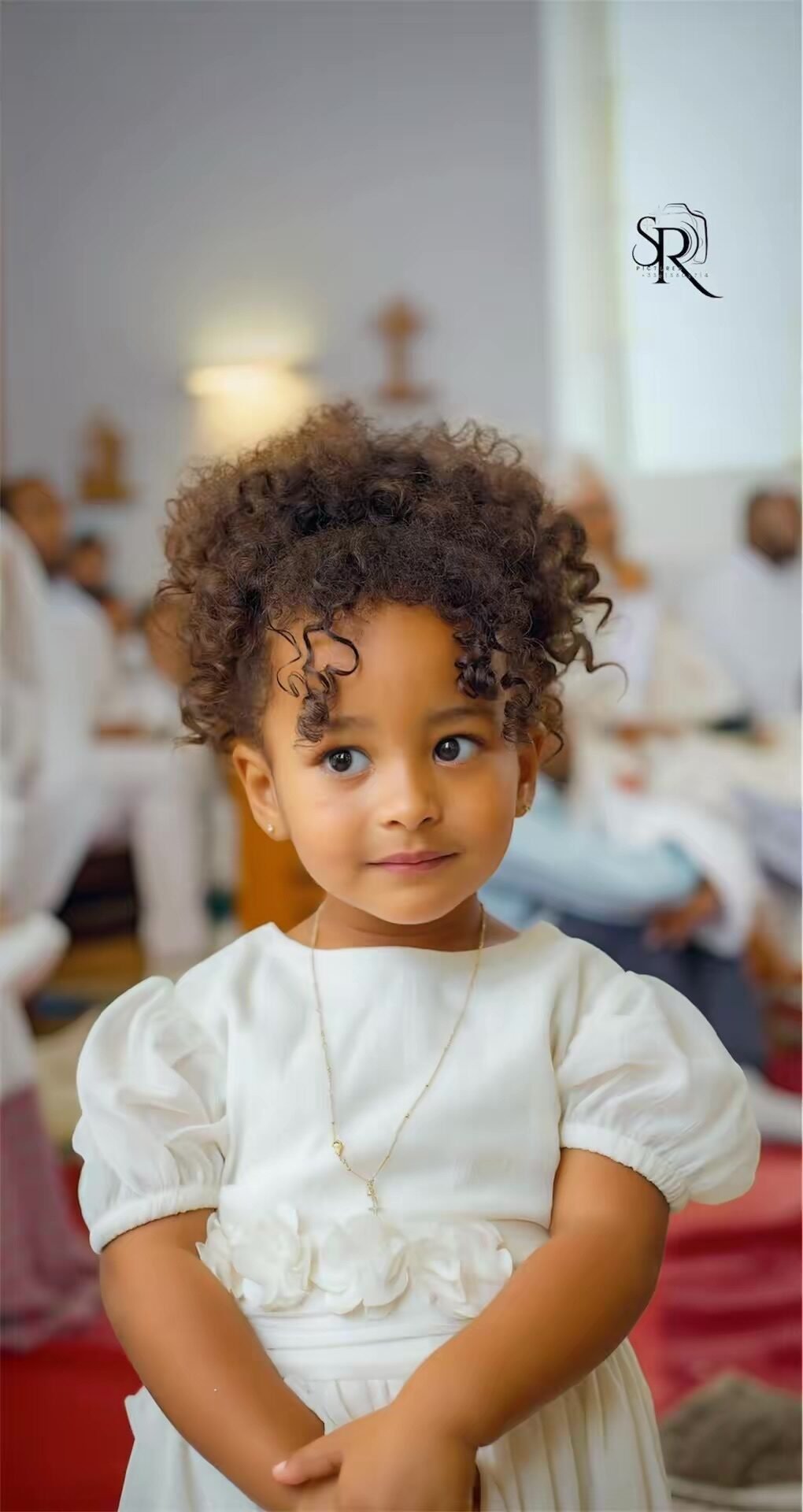 Portrait d'une petite fille en robe blanche dans l'église